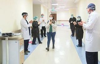 Taburcu olan sağlık çalışanı mahallesinde alkışlarla...