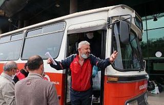 Tahliye olanlar sosyal mesafeyi bırakıp yakınlarına...