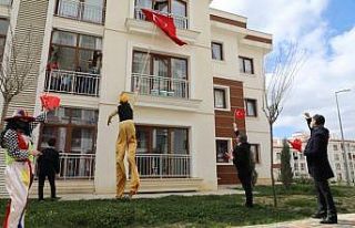 Tahta bacaklılardan, 23 Nisan çocuklarına pencerelerden...