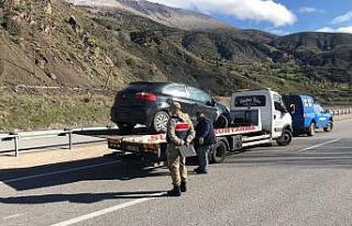 Takla atan otomobildeki sağlık çalışanı yaralandı
