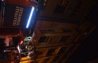 Taksim’deki bir binada çıkan yangında mahsur...