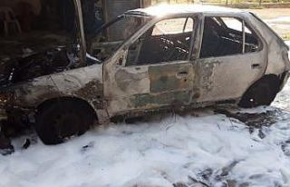 Tamirhanedeki otomobil cayır cayır yandı
