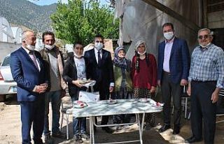 Tarlada doğum günü sürprizi