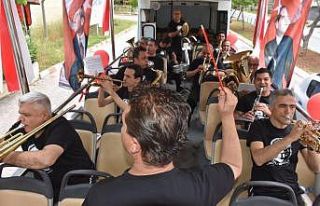 Tarsus Belediye Bandosu, caddelerde 23 Nisan coşkusu...