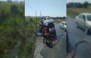 Tarsus’ta seyir halindeki ticari araç yandı