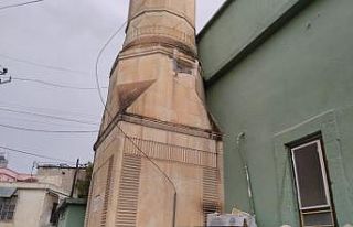 Tarsus’ta yıldırım caminin minaresine isabet...