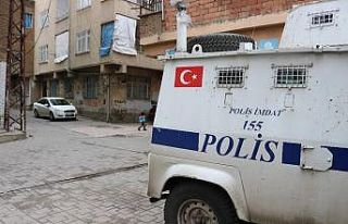 Tartıştığı kişiyi başından vurdu