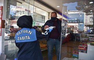 Tatvan Belediyesinden esnafa ücretsiz maske dağıtımı