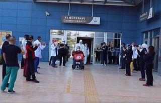 Tedavisi tamamlanan 16 umreci alkışlarla taburcu...