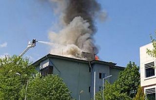 Telekomünikasyon şirketine ait binada yangın