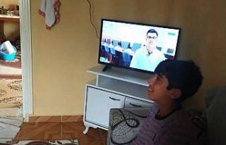 Televizyonları olmadığı için EBA’yı takip...