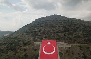 Terörist elebaşının portresinin yerine ay yıldızlı...