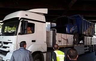 Tır köprüye sıkıştı