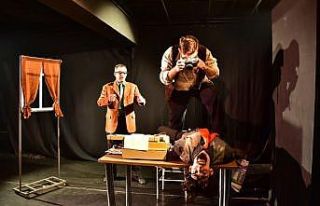 Tiyatroyu eve taşıdılar