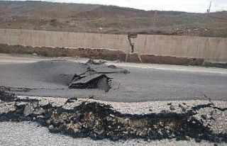 Toprak kayması sonucu yol kısmen çöktü