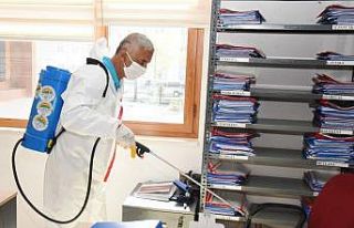 Toroslar Belediyesi ekipleri, kamu binalarını dezenfekte...