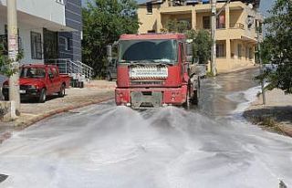 Toroslar Belediyesi, sokakları yıkayarak dezenfekte...