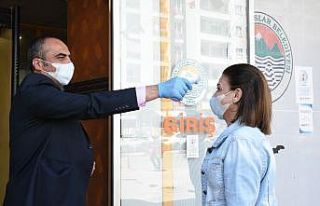 Toroslar Belediyesine girişlerde ateş kontrolü...