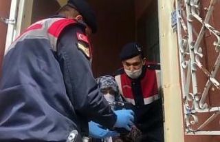 Torun hasreti çeken anneneye jandarmadan sürpriz