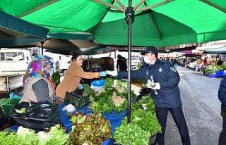 Trabzon’da pazar yerinde bedava maske dağıtıldı