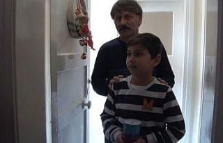 Trabzonlu minik Mustafa Eren polis ekiplerini duygulandırdı