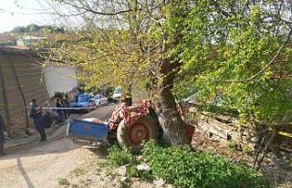 Traktör ile ağaç arasında sıkışan adam hayatını...