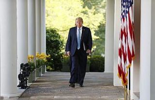 Trump, yardım çeklerine kendi ismini yazdırdı