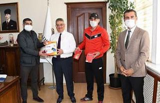 TÜFAD’dan protokol üyelerine spor malzemesi