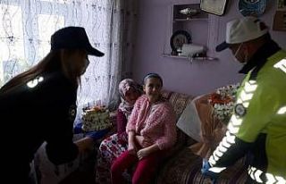 Tuğçe, doğum gününü polis ekipleriyle kutladı