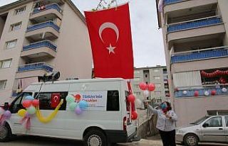 Tunceli’de 23 Nisan araçlardan yükselen çocuk...