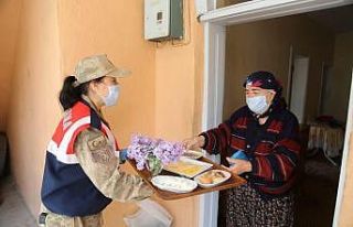 Tunceli’de Leylak çiçekli kahvaltı servisi
