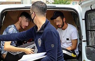 Türk bayraklı arabayla sokağa çıkıp, polisi...