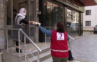 Türk Kızılay Kadıköy’de ramazan pidesi dağıttı