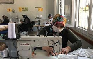 Türkiye evde onlar maske mesaisinde