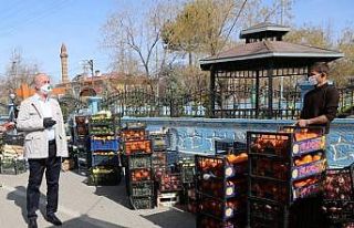 Tuşba Belediyesinden pazar esnafı ile vatandaşlara...