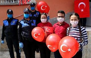 Üçüz şehit çocuklarına polislerden 23 Nisan...