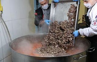 Ümraniye’de evde kalan yüzlerce ailenin yemeğini...