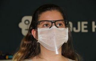 Üniversite öğrencisi maske üretimine farklı bir...