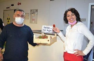 Ürettiği çilekleri sağlıkçılara ikram etti