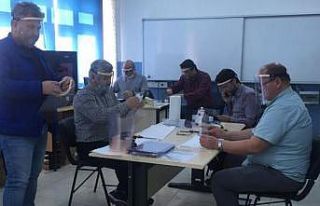 Ürettikleri koruyucu maskeleri şimdi de ihtiyacı...