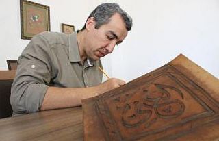 Uşaklı imam yüzlerce yıllık sanatı deriye işleterek...