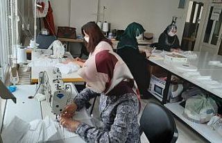 Usta öğreticiler il özel idaresi için maske üretiyor