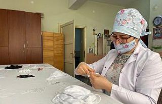 Usta öğreticiler tamamen el emeği ile maske üretiliyorlar