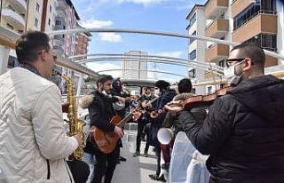 Üstü açık otobüsle sokak sokak gezerek, konser...