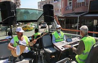 Üstü açık otobüsten verilen konser tüm ilçeye...