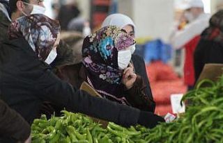 Uyarılara aldırış etmeden sebze ve meyveleri elleriyle...