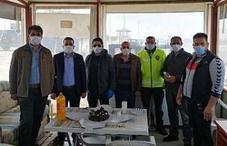 Uygulama yapan polisler için pasta kesildi