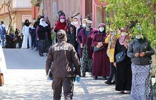 Uzun kuyruğun oluştuğu Kızılay’ın yardımı...