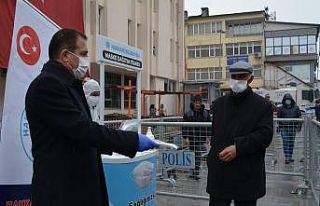 Vali Akbıyık vatandaşlara maske dağıttı