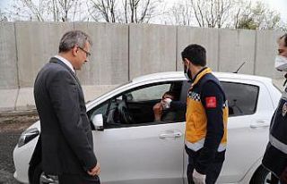 Vali Ekinci, kontrol noktasında incelemelerde bulundu